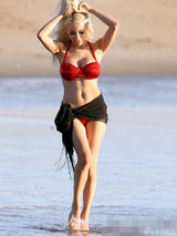 组图：人妻嫩模考特尼踏浪 I杯假奶撑爆比基尼