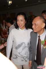 组图：朱玲玲助阵摄影展 不计划帮孙子摆满月酒