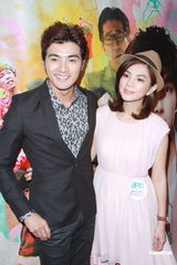 组图：Ella获男粉丝送钻戒 首度搭档贺军翔