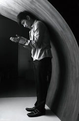 组图：吴奇隆《魅力先生》展型男黑白大片