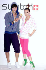 幻灯图集：许玮宁甜美代言名表 粉红吊带裙显可爱