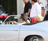 组图：人妻劳拉手遮孕肚西蒙护驾 遭狂风掀底