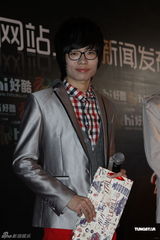 组图：快男李行亮红裤抢镜 联手赵帆为活动站台