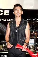 幻灯图：修杰楷大玩朋克风 代言产品秀健硕身材