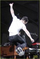 组图：魔力红热力献唱 亚当身姿妖娆表情逗笑