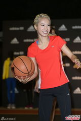 组图：蔡依林玩篮球胸部疑缩水 不介意恋情被拍