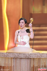 组图：黄子华田蕊妮获视帝后 张智霖获最喜爱奖
