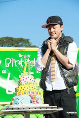 组图：林峰提前与歌迷庆生日 许下愿望陪家人