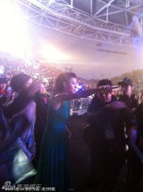 组图：张柏芝商演似遇突发状况 望远方神情紧张