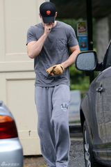 组图：帅哥瑞恩-雷诺兹婚后独自出门健身