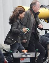 组图：《雷神2》片场照 波特曼灰头土脸