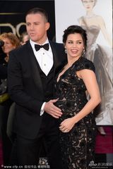 组图：奥斯卡红毯-钱宁-塔图姆热吻怀孕娇妻