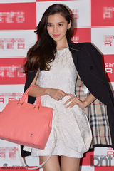 组图：baby俏丽赴韩会金秀贤 嘟嘴甜笑抛媚眼