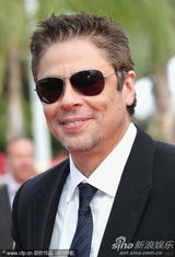 幻灯图集：乔治-卢卡斯杨紫琼捧场《华尔街2》首映