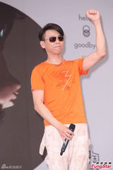 组图：陶喆骑重机车耍帅 明年暂别歌坛拍电影