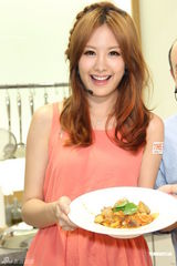 组图：安心亚大展厨艺积极收歌筹备新碟