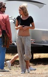 幻灯图集：《变形金刚3》新女星片场休闲不雅姿势