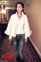 组图：Angelababy曝冷艳大片 熟女造型狂野性感