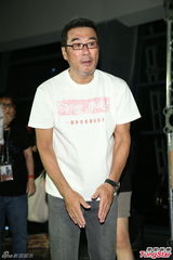 组图：李宗盛桃红衬衫开唱 称林忆莲唱得更好