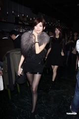 组图：李毓芬出席公司派对否认抱怨与粉丝贴脸