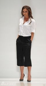 组图：小贝抱女撑场贝嫂时装秀 奶爸范温馨有爱