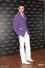 组图：林志玲长裙亮相否认整容 胡兵做电影监制