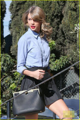 组图：斯威夫特与妈妈逛街 变身学院风清纯妹子