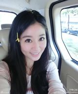 组图：林心如吃棉花糖晒自拍 粉嫩装扮嘟嘴可爱