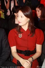 组图：刘芳菲红裙大气亮相时装周 夹玉腿防走光