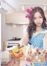 组图：板野友美生活写真随性慵懒 樱唇诱人