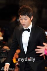 组图：宋仲基少时允儿助阵KBS颁奖 秀智秀美背