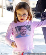 组图：詹妮弗-加纳带爱女出街与媒体玩互拍