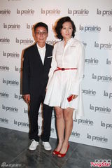 组图：赵式芝再陷同性情 与杨如芯亲密携手亮相