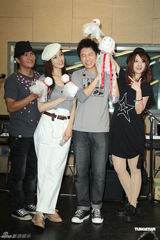 组图：范玮琪在录音室练团 对老公下禁衣令