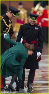 组图：凯特王妃怀孕见肚 亲自弯腰拔鞋跟