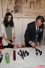 组图：汤唯香港支持父亲画展