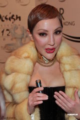 组图：薛芷伦罗霖盛装出席香港皮草设计赛