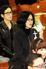 组图：台艺人徐风追思会 好友张菲余天现身致意