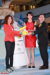 组图：梁咏琪红裙亮相优雅妩媚