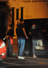 组图：文章与友工体吃饭 手机忘饭店服务员送回