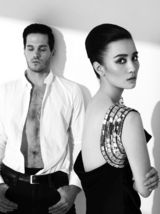 组图：小宋佳登封面气场强大 展现性感知性美