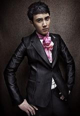 组图：张睿西装复古大片 沉稳成熟变气质型男