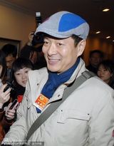 组图：明星开两会遭围堵 濮存昕骑车宋祖英致谢