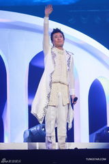 组图：张信哲红馆开唱 深情演绎哲式情歌