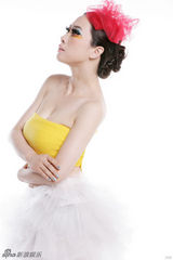 组图：芙蓉姐姐写真走糖果路线 白色纱裙显甜美