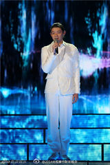 组图：霍尊马年春晚独唱《卷珠帘》