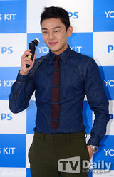 组图：刘亚仁亮相代言发布会 雅痞风帅气迷人