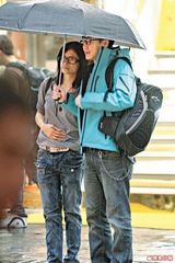 组图：47岁邵美琪与男友撑伞逛街 手摸肚子孕味浓