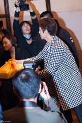 组图：李玹雨现身见面会用中午问候粉丝