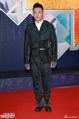 组图：徐子珊纤腰丰乳秀身材 林峰潮人装扮气场足